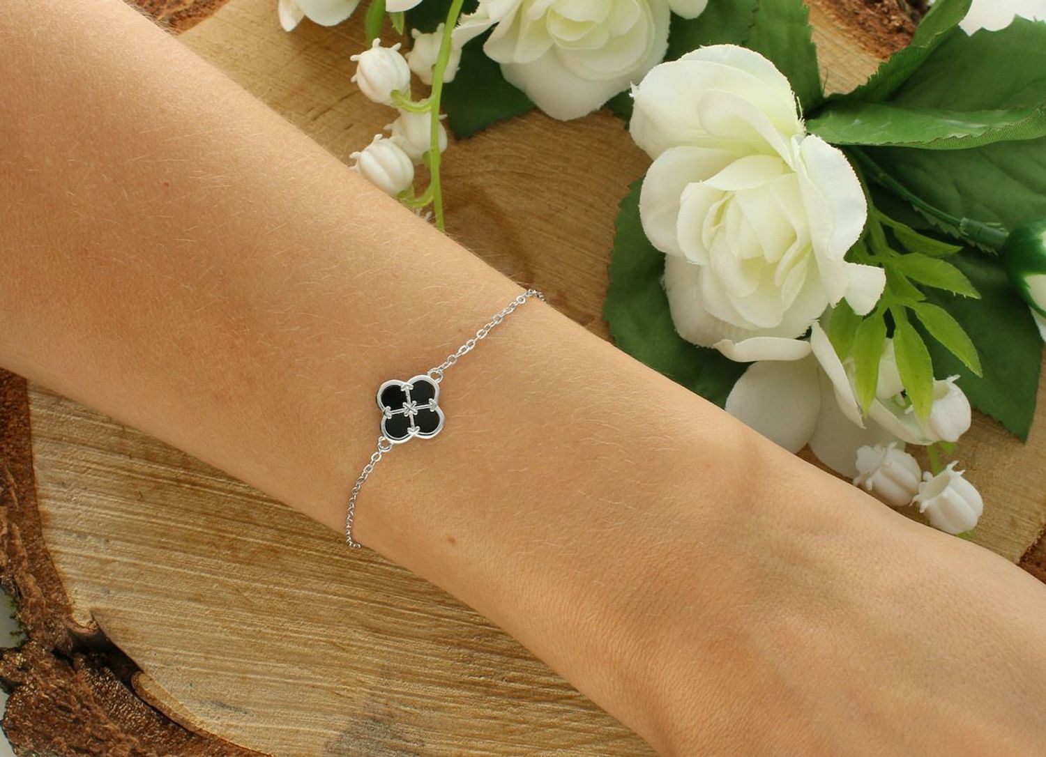 MINET srebrna bransoletka z koniczyną i czarną masą perłową. Rodowane srebro Ag 925, subtelna i elegancka biżuteria na co dzień i na specjalne okazje.1.jpg