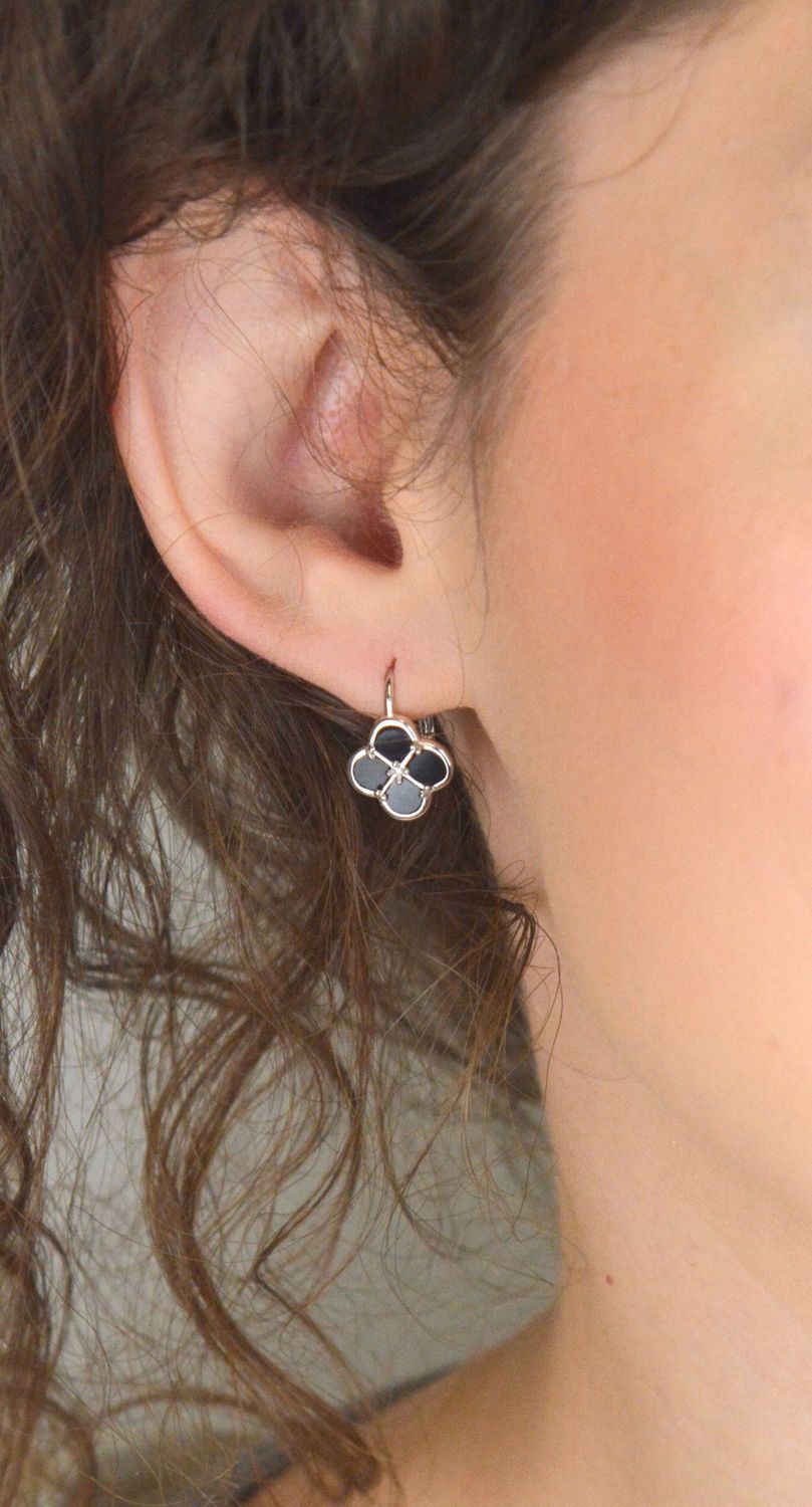 MINET srebrne kolczyki koniczyna z czarną masą perłową, rodowane Ag 925. Delikatna i elegancka biżuteria idealna na co dzień i na specjalne okazje.1.jpg