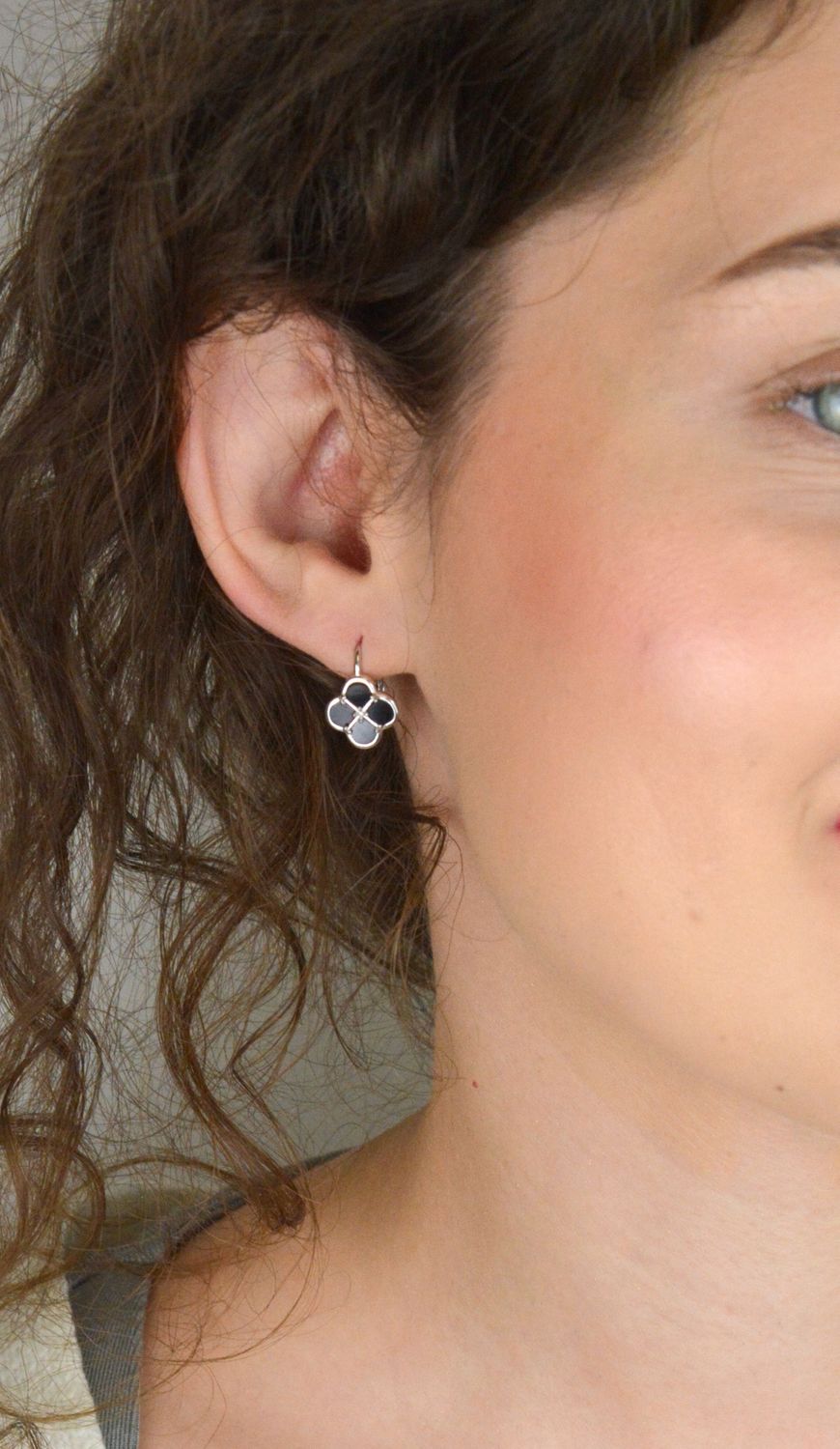 MINET srebrne kolczyki koniczyna z czarną masą perłową, rodowane Ag 925. Delikatna i elegancka biżuteria idealna na co dzień i na specjalne okazje.1.jpg