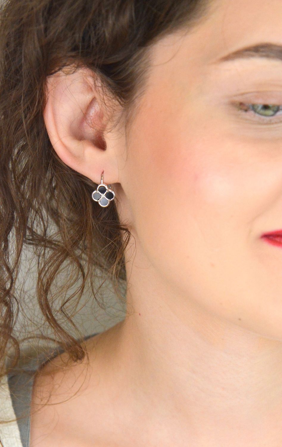 MINET srebrne kolczyki koniczyna z czarną masą perłową, rodowane Ag 925. Delikatna i elegancka biżuteria idealna na co dzień i na specjalne okazje.1.jpg