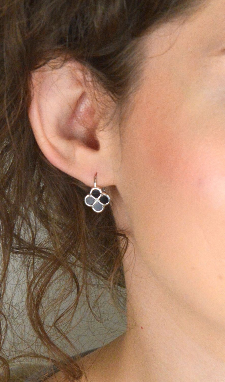 MINET srebrne kolczyki koniczyna z czarną masą perłową, rodowane Ag 925. Delikatna i elegancka biżuteria idealna na co dzień i na specjalne okazje.1.jpg