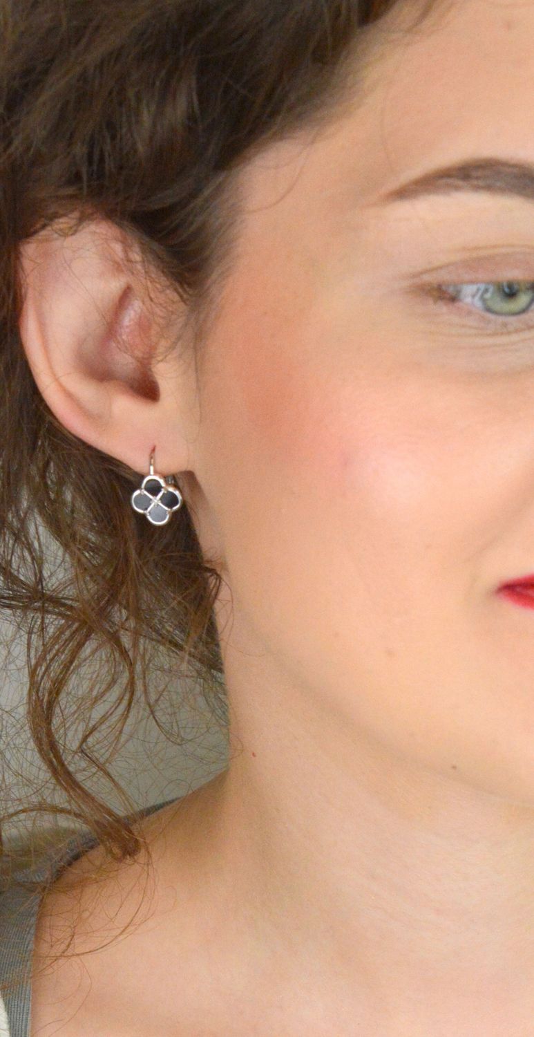 MINET srebrne kolczyki koniczyna z czarną masą perłową, rodowane Ag 925. Delikatna i elegancka biżuteria idealna na co dzień i na specjalne okazje.1.jpg