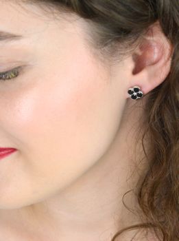 Srebrne kolczyki MINET w kształcie koniczyny z czarną masą perłową. Rodowane srebro próby 925. Stylowa, lekka i elegancka biżuteria na co dzień i na wyjątkowe okazje. Model JMAS7058CE01 (2).JPG