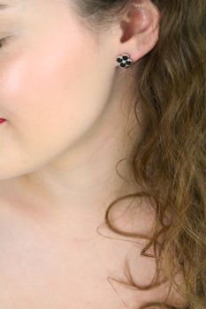 Srebrne kolczyki MINET w kształcie koniczyny z czarną masą perłową. Rodowane srebro próby 925. Stylowa, lekka i elegancka biżuteria na co dzień i na wyjątkowe okazje. Model JMAS7058CE01 (3).JPG