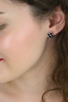 Srebrne kolczyki MINET w kształcie koniczyny z czarną masą perłową. Rodowane srebro próby 925. Stylowa, lekka i elegancka biżuteria na co dzień i na wyjątkowe okazje. Model JMAS7058CE01 (4).JPG