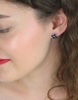 Srebrne kolczyki MINET w kształcie koniczyny z czarną masą perłową. Rodowane srebro próby 925. Stylowa, lekka i elegancka biżuteria na co dzień i na wyjątkowe okazje. Model JMAS7058CE01 (5).JPG