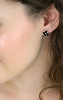 Srebrne kolczyki MINET w kształcie koniczyny z czarną masą perłową. Rodowane srebro próby 925. Stylowa, lekka i elegancka biżuteria na co dzień i na wyjątkowe okazje. Model JMAS7058CE01 (6).JPG