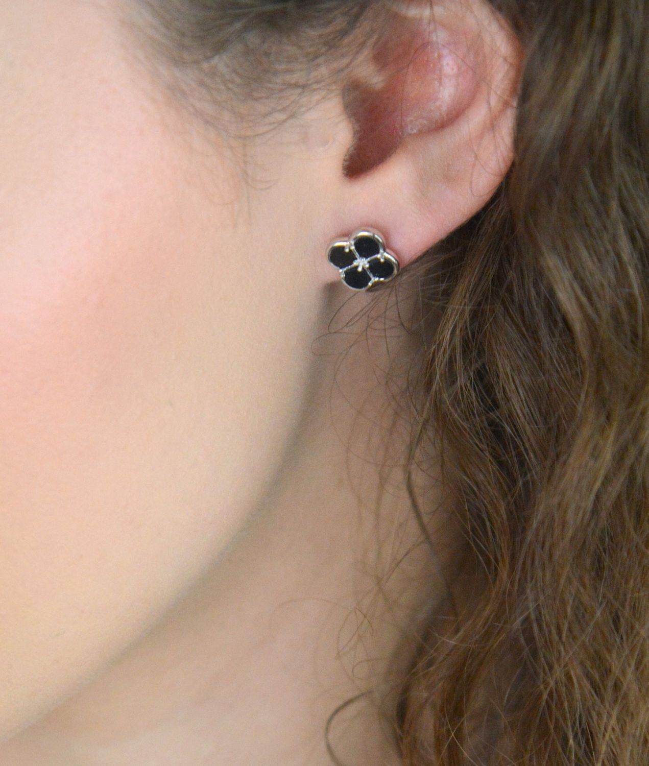 Srebrne kolczyki MINET w kształcie koniczyny z czarną masą perłową. Rodowane srebro próby 925. Stylowa, lekka i elegancka biżuteria na co dzień i na wyjątkowe okazje. Model JMAS7058CE01.1.jpg