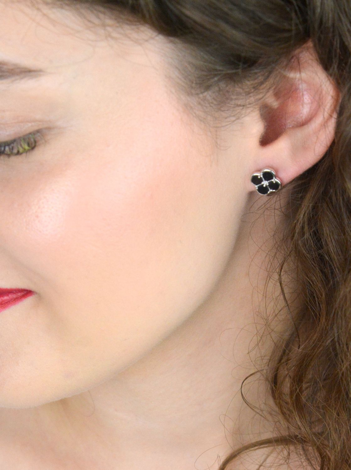 Srebrne kolczyki MINET w kształcie koniczyny z czarną masą perłową. Rodowane srebro próby 925. Stylowa, lekka i elegancka biżuteria na co dzień i na wyjątkowe okazje. Model JMAS7058CE01.1.jpg