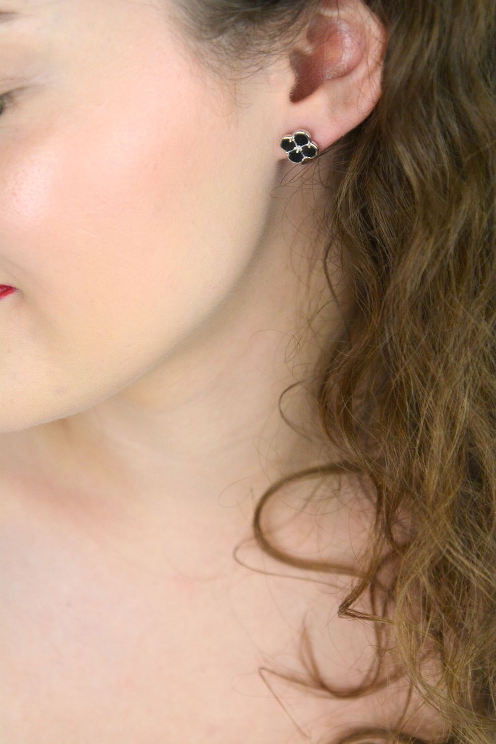 Srebrne kolczyki MINET w kształcie koniczyny z czarną masą perłową. Rodowane srebro próby 925. Stylowa, lekka i elegancka biżuteria na co dzień i na wyjątkowe okazje. Model JMAS7058CE01.1.jpg