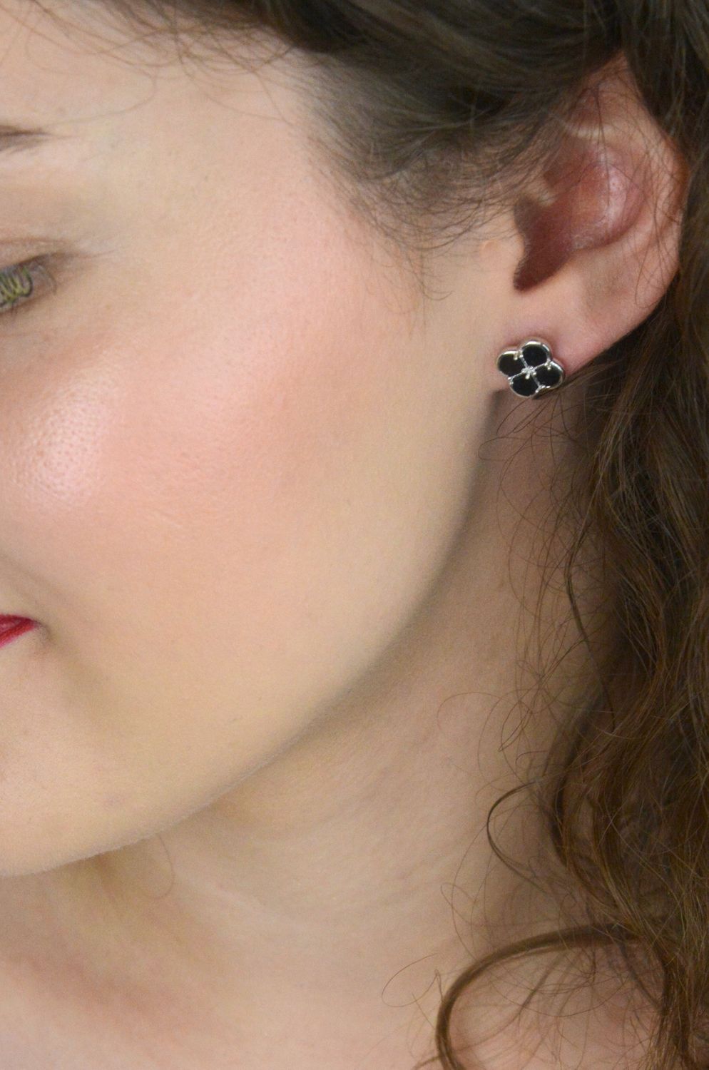 Srebrne kolczyki MINET w kształcie koniczyny z czarną masą perłową. Rodowane srebro próby 925. Stylowa, lekka i elegancka biżuteria na co dzień i na wyjątkowe okazje. Model JMAS7058CE01.1.jpg