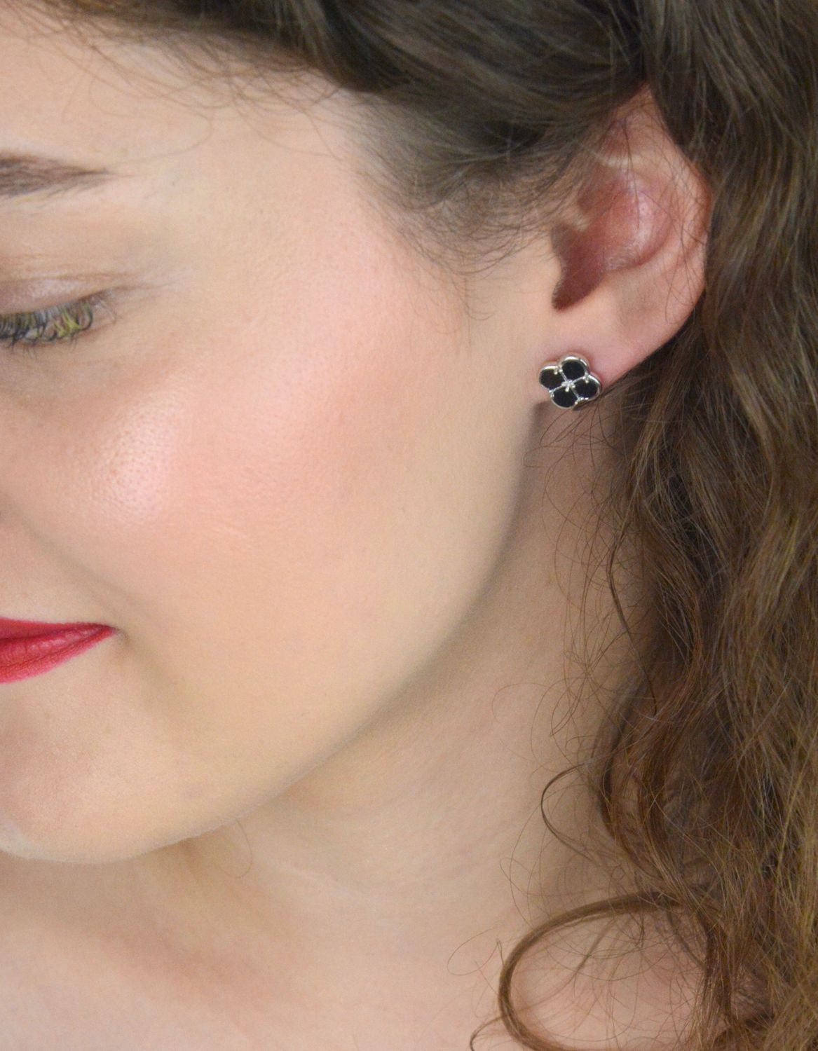 Srebrne kolczyki MINET w kształcie koniczyny z czarną masą perłową. Rodowane srebro próby 925. Stylowa, lekka i elegancka biżuteria na co dzień i na wyjątkowe okazje. Model JMAS7058CE01.1.jpg