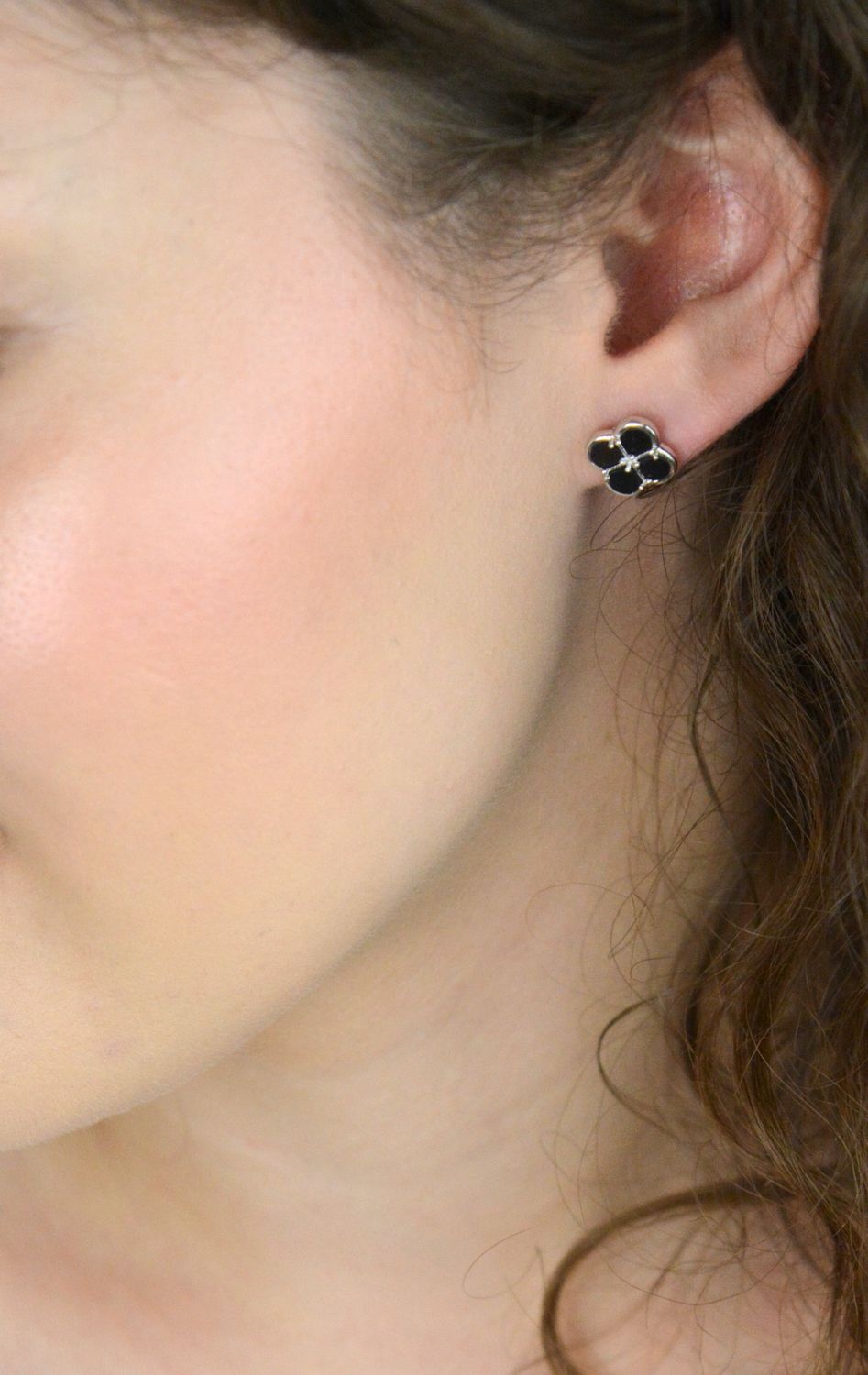 Srebrne kolczyki MINET w kształcie koniczyny z czarną masą perłową. Rodowane srebro próby 925. Stylowa, lekka i elegancka biżuteria na co dzień i na wyjątkowe okazje. Model JMAS7058CE01.1.jpg