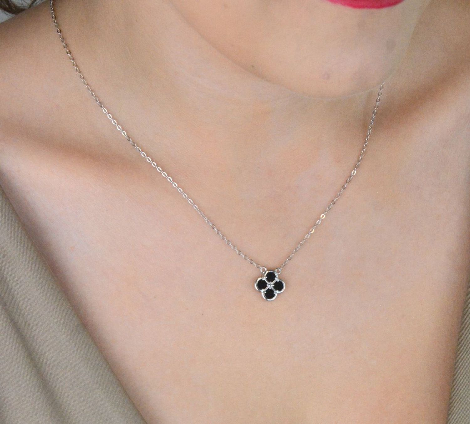 MINET srebrny naszyjnik z zawieszką w kształcie koniczyny. Czarna masa perłowa, rodowane srebro Ag 925, długość 50 cm. Stylowy i symboliczny dodatek.1.jpg