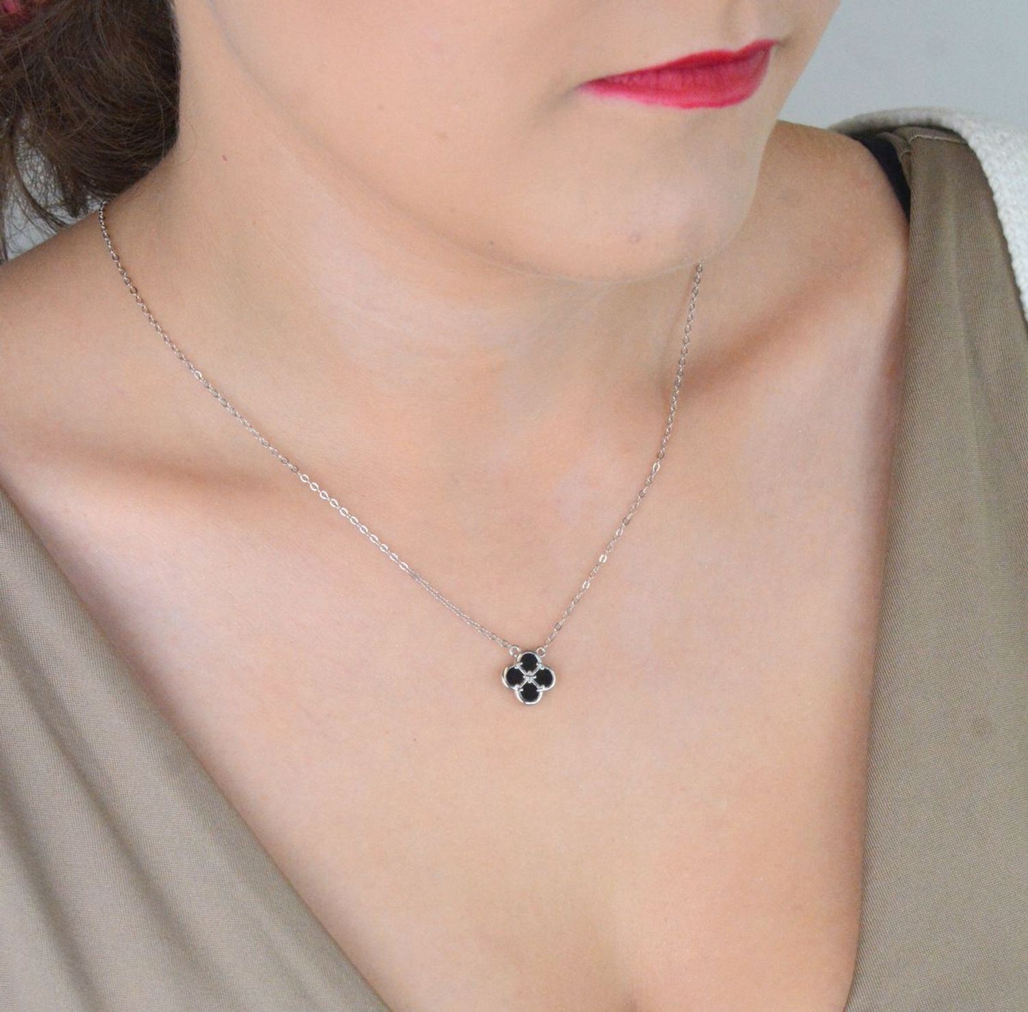 MINET srebrny naszyjnik z zawieszką w kształcie koniczyny. Czarna masa perłowa, rodowane srebro Ag 925, długość 50 cm. Stylowy i symboliczny dodatek.1.jpg