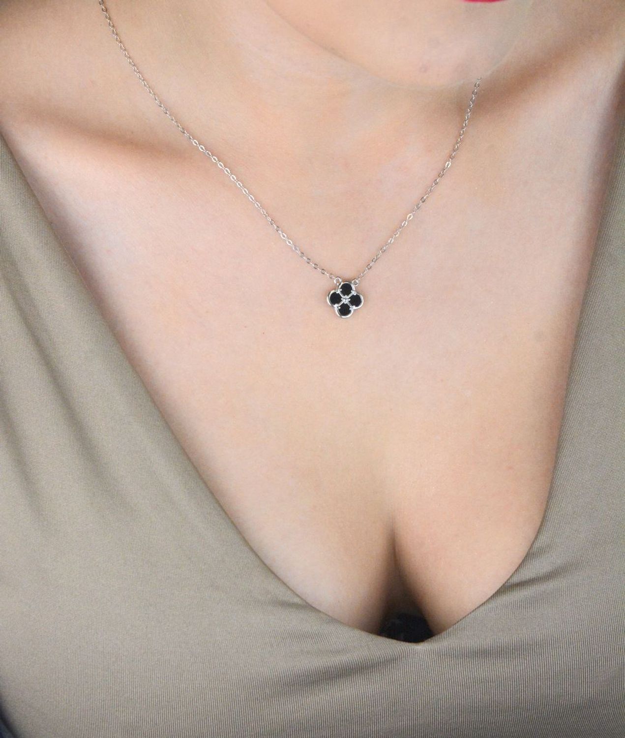 MINET srebrny naszyjnik z zawieszką w kształcie koniczyny. Czarna masa perłowa, rodowane srebro Ag 925, długość 50 cm. Stylowy i symboliczny dodatek.1.jpg