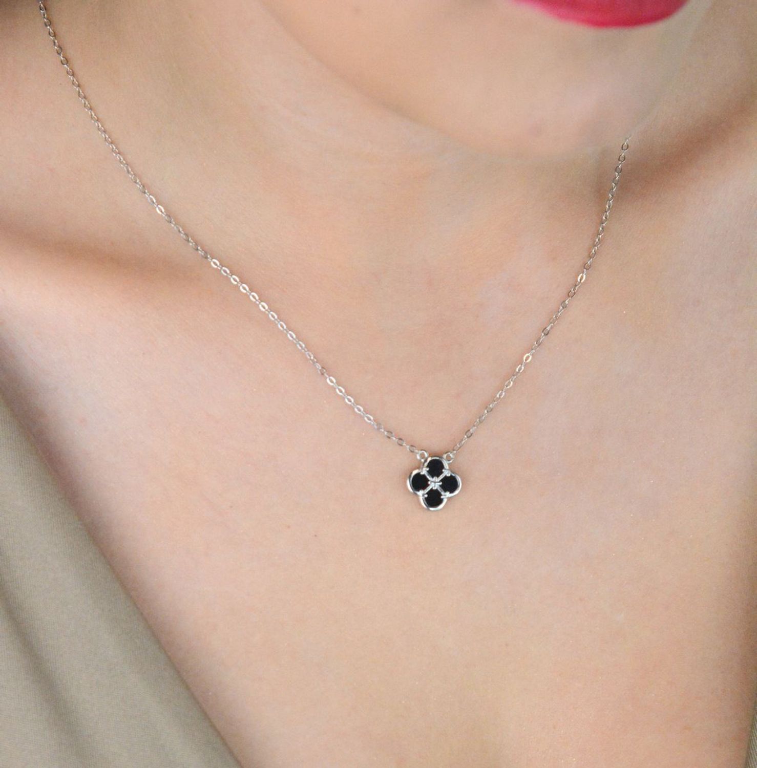 MINET srebrny naszyjnik z zawieszką w kształcie koniczyny. Czarna masa perłowa, rodowane srebro Ag 925, długość 50 cm. Stylowy i symboliczny dodatek.1.jpg