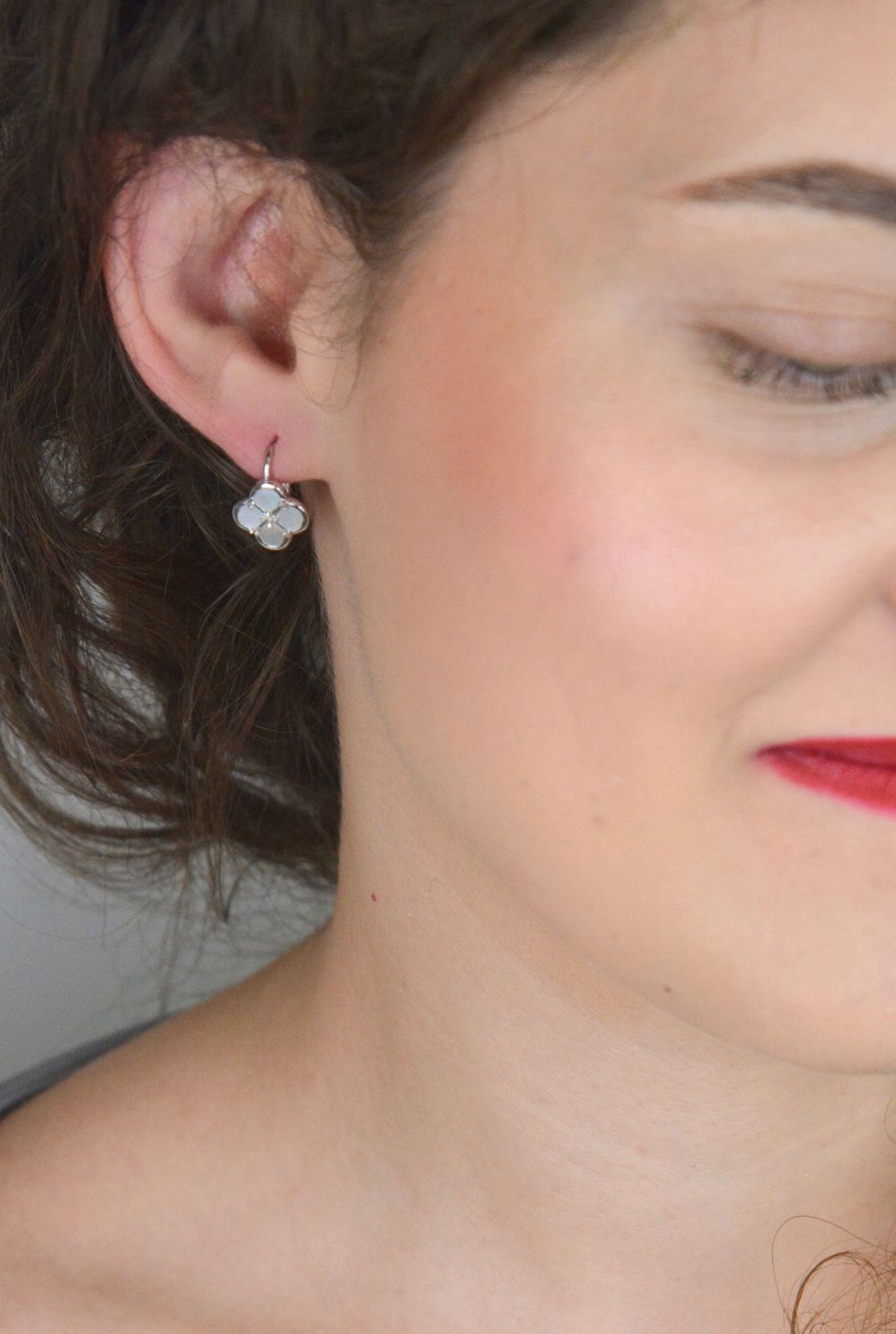 Kolczyki MINET w kształcie koniczyny z białą masą perłową. Wykonane z rodowanego srebra próby 925, z wygodnym zapięciem typu bigiel. Eleganckie i ponadczasowe.1.jpg