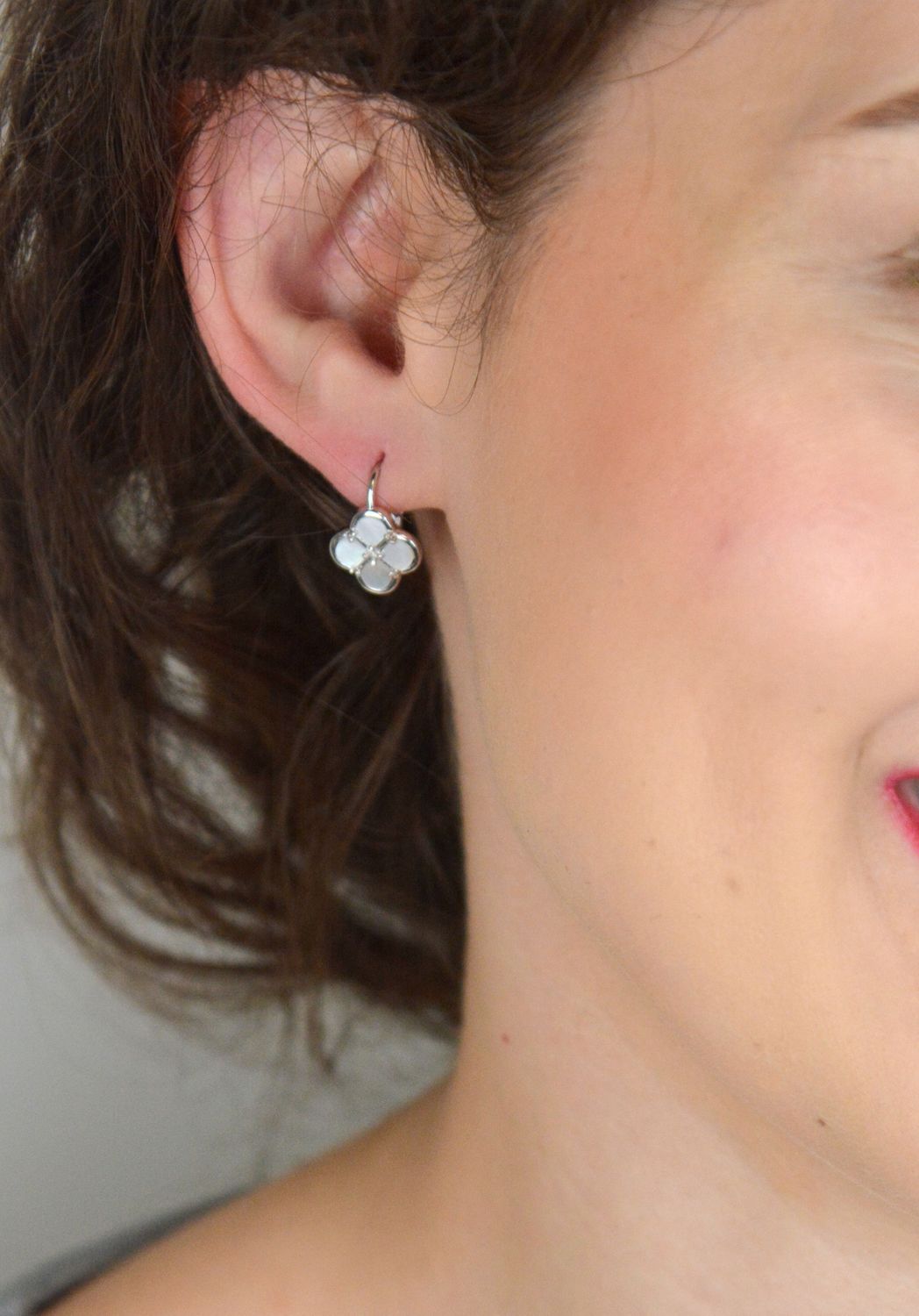 Kolczyki MINET w kształcie koniczyny z białą masą perłową. Wykonane z rodowanego srebra próby 925, z wygodnym zapięciem typu bigiel. Eleganckie i ponadczasowe.1.jpg