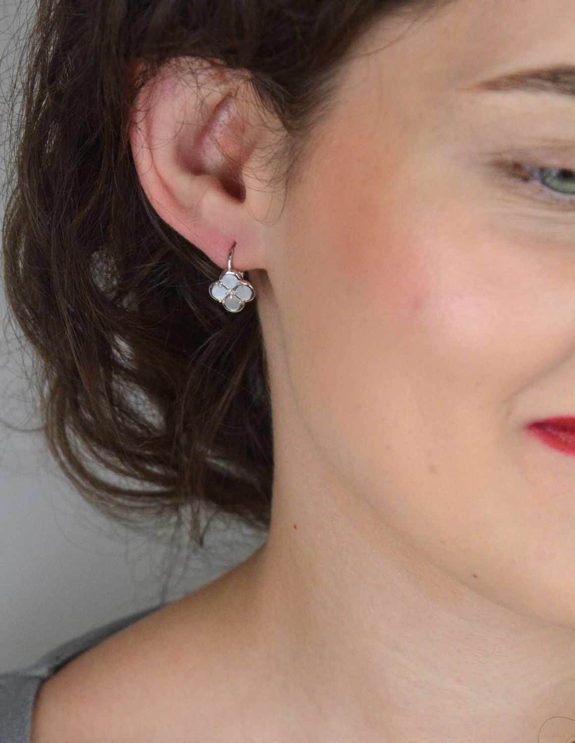 Kolczyki MINET w kształcie koniczyny z białą masą perłową. Wykonane z rodowanego srebra próby 925, z wygodnym zapięciem typu bigiel. Eleganckie i ponadczasowe.1.jpg