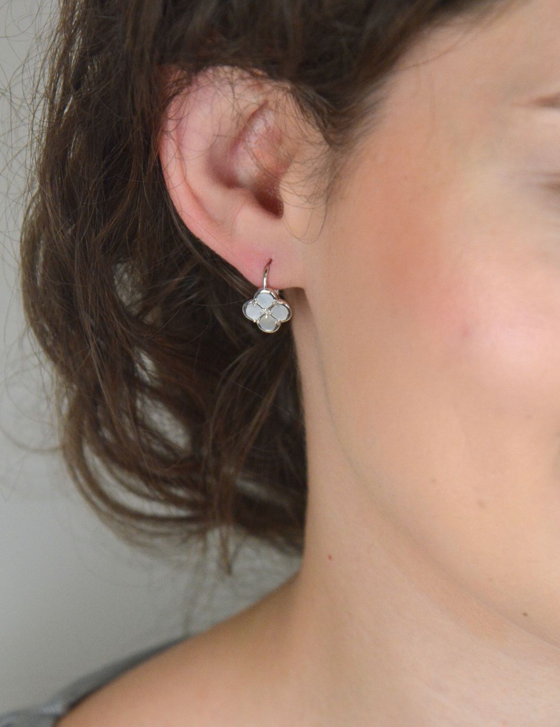 Kolczyki MINET w kształcie koniczyny z białą masą perłową. Wykonane z rodowanego srebra próby 925, z wygodnym zapięciem typu bigiel. Eleganckie i ponadczasowe.1.jpg