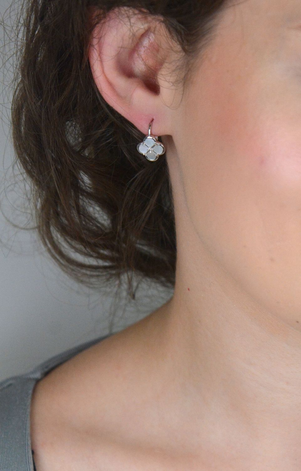 Kolczyki MINET w kształcie koniczyny z białą masą perłową. Wykonane z rodowanego srebra próby 925, z wygodnym zapięciem typu bigiel. Eleganckie i ponadczasowe.1.jpg