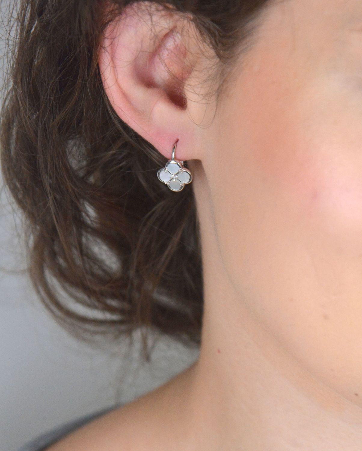 Kolczyki MINET w kształcie koniczyny z białą masą perłową. Wykonane z rodowanego srebra próby 925, z wygodnym zapięciem typu bigiel. Eleganckie i ponadczasowe.1.jpg