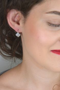 Kolczyki MINET w kształcie koniczyny z białą masą perłową. Wykonane z rodowanego srebra próby 925, z wygodnym zapięciem typu bigiel. Eleganckie i ponadczasowe (1).JPG