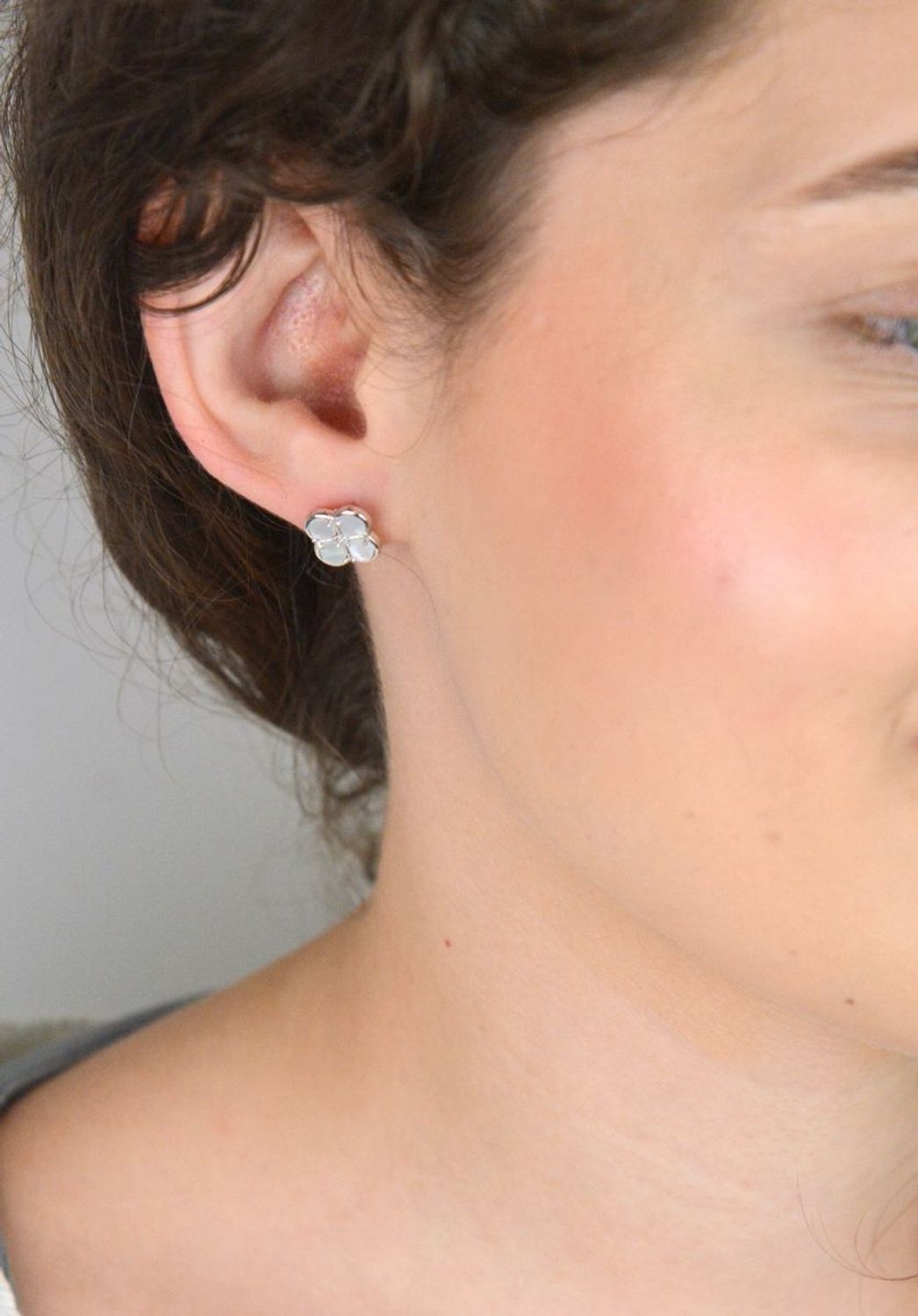 Kolczyki MINET w kształcie koniczynki z białą masą perłową, wykonane z rodowanego srebra próby 925. Eleganckie, subtelne i kobiece – idealne na prezent i wyjątkowe okazje.1.jpg