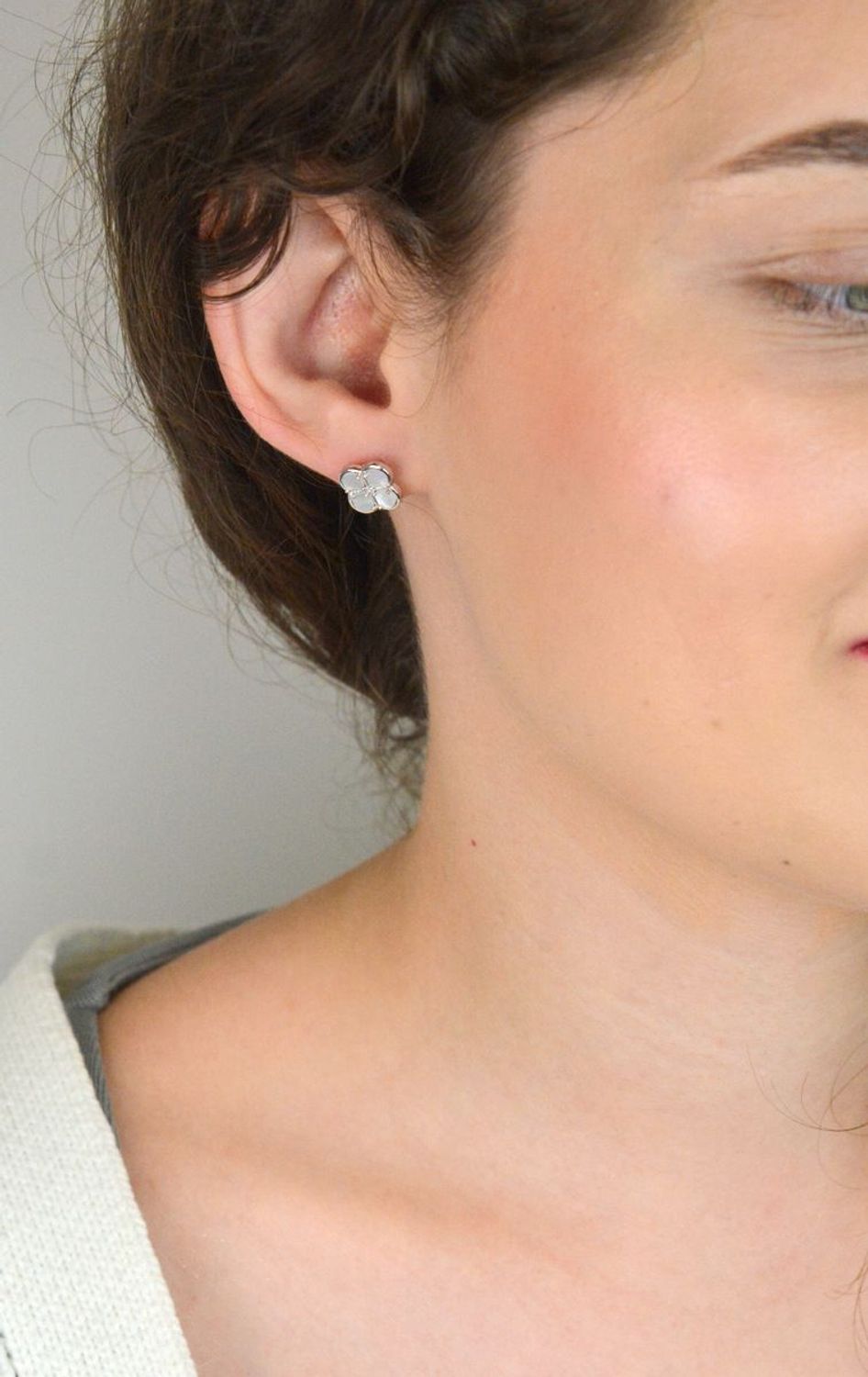 Kolczyki MINET w kształcie koniczynki z białą masą perłową, wykonane z rodowanego srebra próby 925. Eleganckie, subtelne i kobiece – idealne na prezent i wyjątkowe okazje.1.jpg