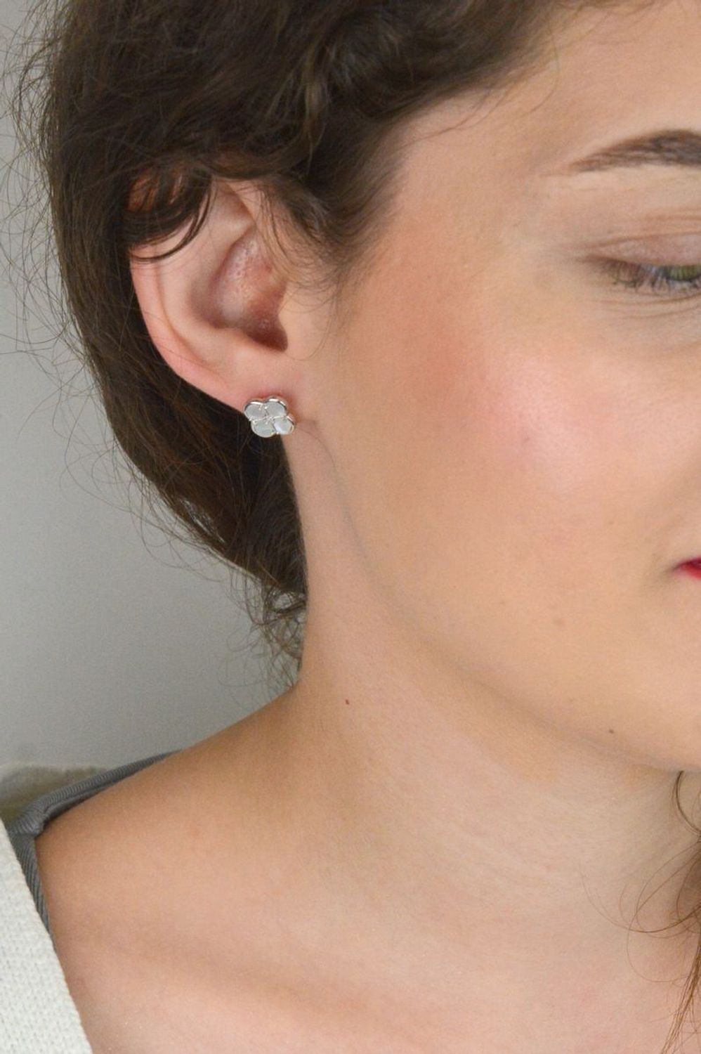 Kolczyki MINET w kształcie koniczynki z białą masą perłową, wykonane z rodowanego srebra próby 925. Eleganckie, subtelne i kobiece – idealne na prezent i wyjątkowe okazje.1.jpg