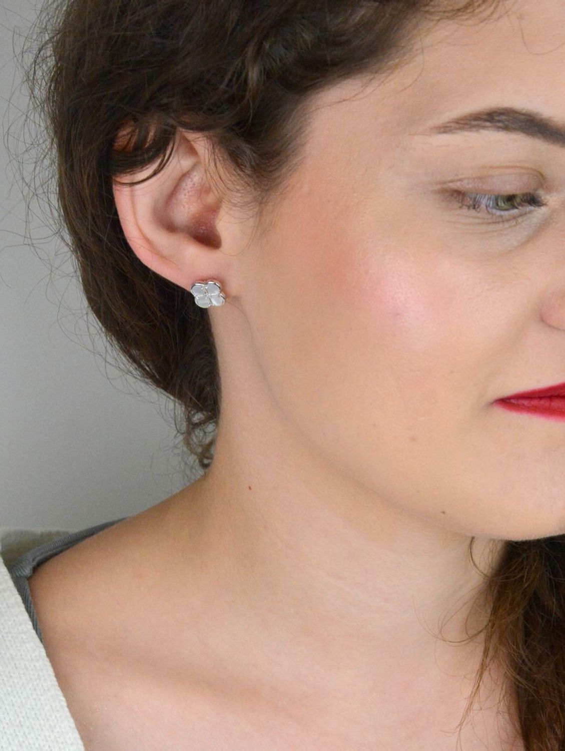 Kolczyki MINET w kształcie koniczynki z białą masą perłową, wykonane z rodowanego srebra próby 925. Eleganckie, subtelne i kobiece – idealne na prezent i wyjątkowe okazje.1.jpg