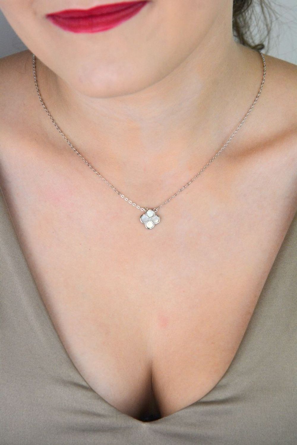 Delikatny naszyjnik MINET z koniczyną z białą masą perłową. Wykonany z rodowanego srebra Ag 925, długość 50 cm. Stylowy dodatek na co dzień i na specjalne okazje.1.jpg