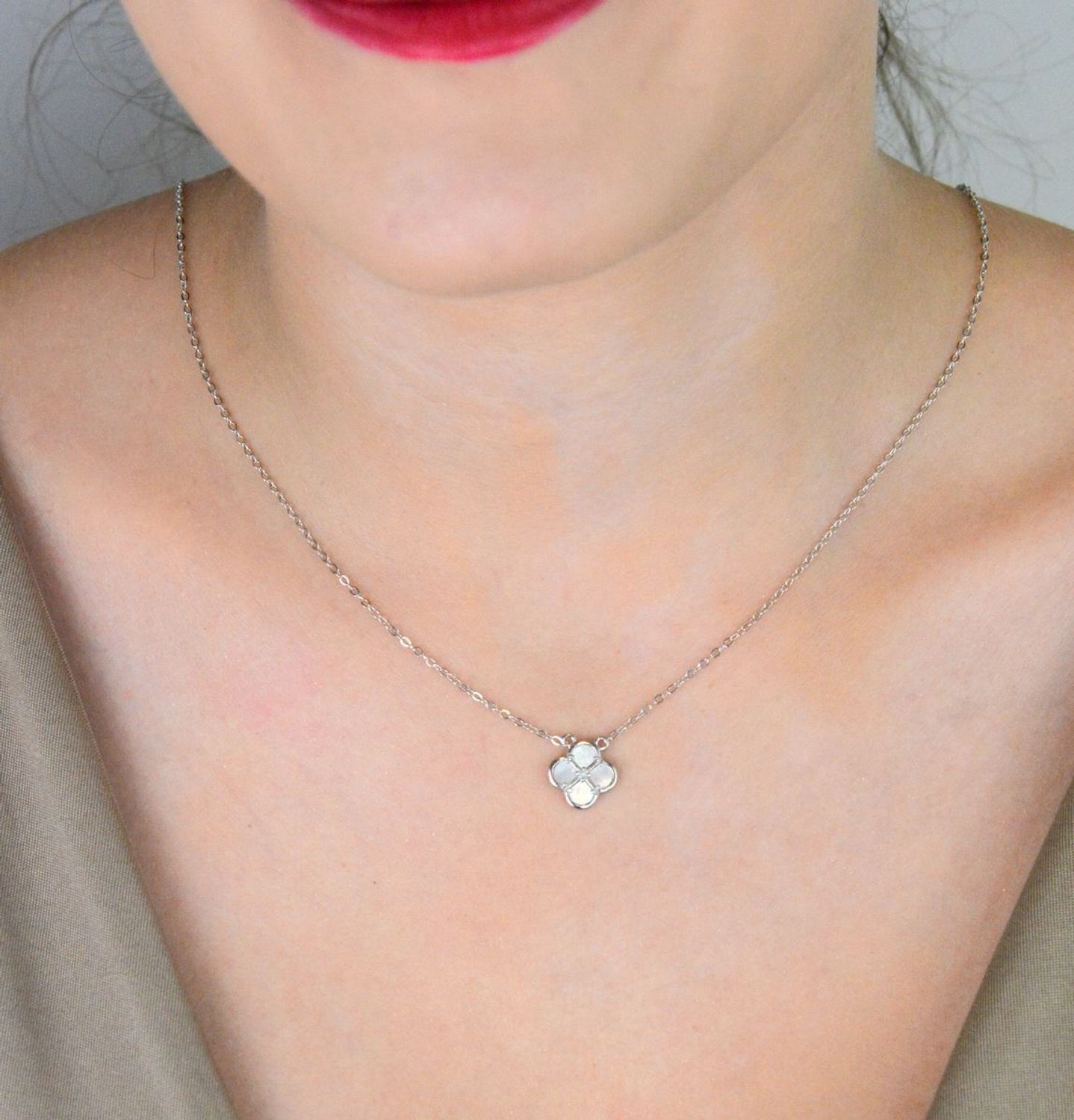 Delikatny naszyjnik MINET z koniczyną z białą masą perłową. Wykonany z rodowanego srebra Ag 925, długość 50 cm. Stylowy dodatek na co dzień i na specjalne okazje.1.jpg