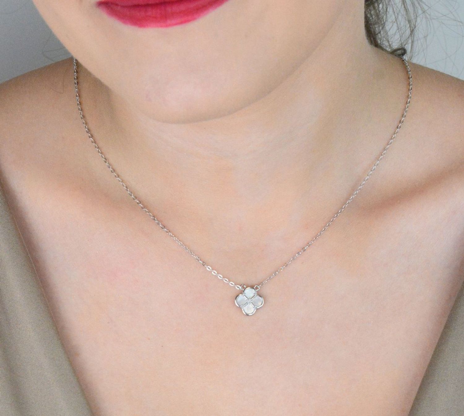 Delikatny naszyjnik MINET z koniczyną z białą masą perłową. Wykonany z rodowanego srebra Ag 925, długość 50 cm. Stylowy dodatek na co dzień i na specjalne okazje.1.jpg