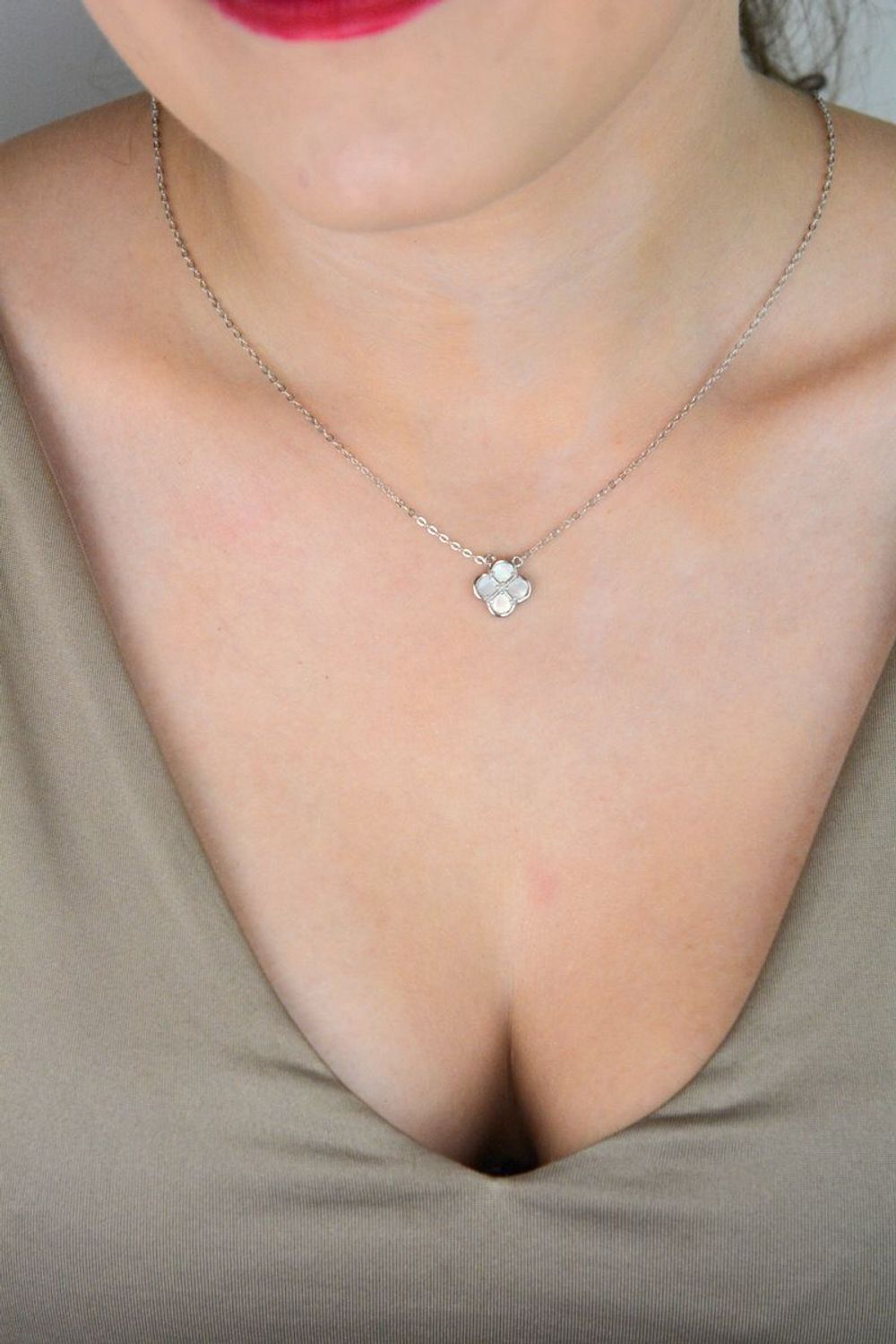 Delikatny naszyjnik MINET z koniczyną z białą masą perłową. Wykonany z rodowanego srebra Ag 925, długość 50 cm. Stylowy dodatek na co dzień i na specjalne okazje.1.jpg