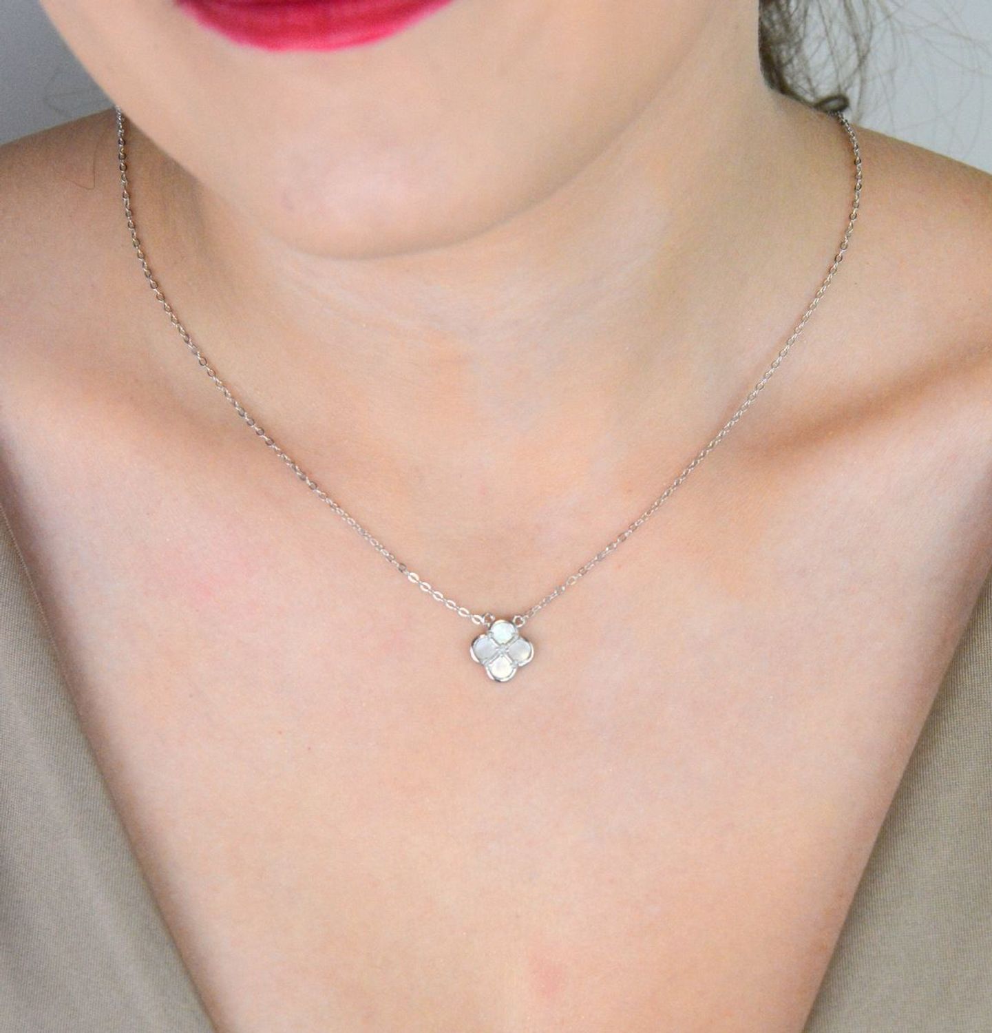 Delikatny naszyjnik MINET z koniczyną z białą masą perłową. Wykonany z rodowanego srebra Ag 925, długość 50 cm. Stylowy dodatek na co dzień i na specjalne okazje.1.jpg