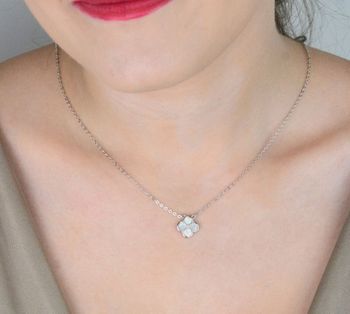 Delikatny naszyjnik MINET z koniczyną z białą masą perłową. Wykonany z rodowanego srebra Ag 925, długość 50 cm. Stylowy dodatek na co dzień i na specjalne okazje (3).JPG