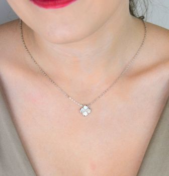 Delikatny naszyjnik MINET z koniczyną z białą masą perłową. Wykonany z rodowanego srebra Ag 925, długość 50 cm. Stylowy dodatek na co dzień i na specjalne okazje (5).JPG