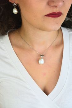 Elegancki damski srebrny naszyjnik z naturalną perłą Ag 925 rodowany JMAS7062SN45 (2).jpg