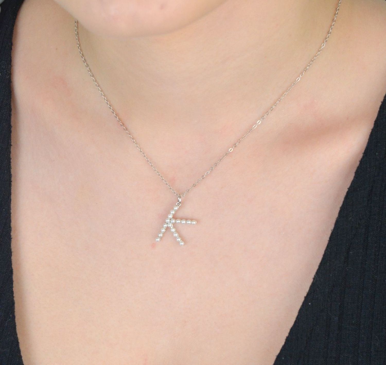 Elegancki naszyjnik damski srebrny próba 925 z literką K, zdobioną perełkami. Personalizowany dodatek na prezent. Długość naszyjnika 42 cm + 3 cm, waga 2,45 g.1.jpg