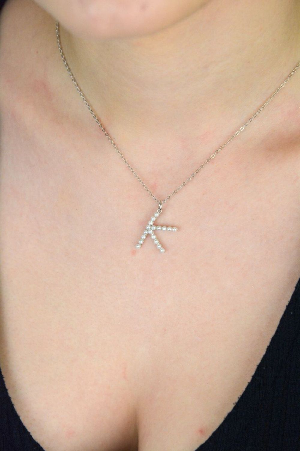 Elegancki naszyjnik damski srebrny próba 925 z literką K, zdobioną perełkami. Personalizowany dodatek na prezent. Długość naszyjnika 42 cm + 3 cm, waga 2,45 g.1.jpg