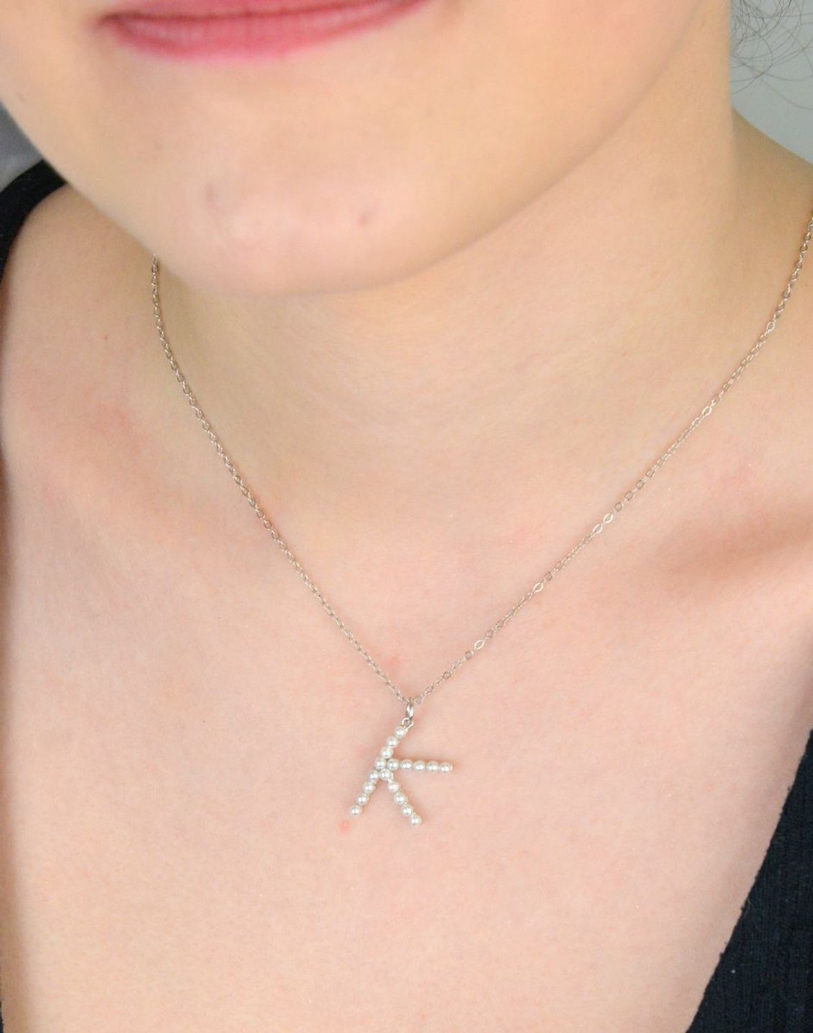 Elegancki naszyjnik damski srebrny próba 925 z literką K, zdobioną perełkami. Personalizowany dodatek na prezent. Długość naszyjnika 42 cm + 3 cm, waga 2,45 g.1.jpg