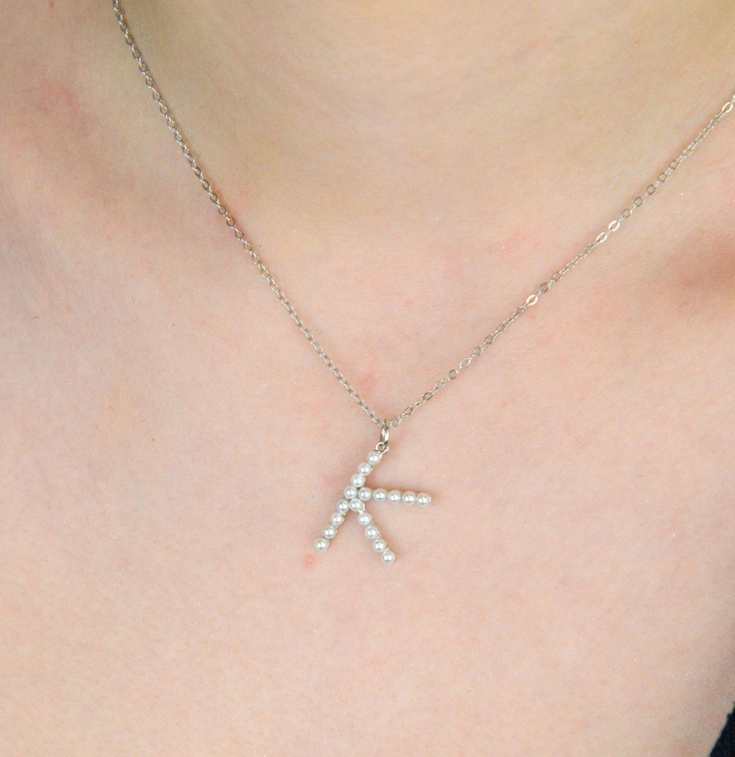 Elegancki naszyjnik damski srebrny próba 925 z literką K, zdobioną perełkami. Personalizowany dodatek na prezent. Długość naszyjnika 42 cm + 3 cm, waga 2,45 g.1.jpg