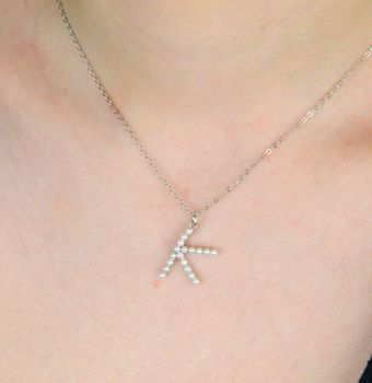 Elegancki naszyjnik damski srebrny próba 925 z literką K, zdobioną perełkami. Personalizowany dodatek na prezent. Długość naszyjnika 42 cm + 3 cm, waga 2,45 g (4).JPG