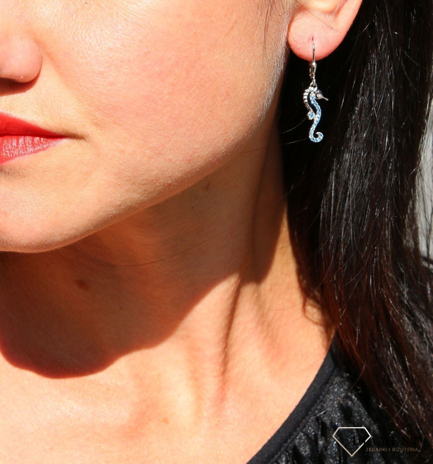 Kolczyki srebrne wiszące na angielskie zapięcia z motywem konika morskiego z cyrkoniami JMAS8034SE00. Kolczyki na lato 🌞  Zapraszamy do sklepu z zegarkami i biżuterią www.zegarki-diament.pl !!!.png