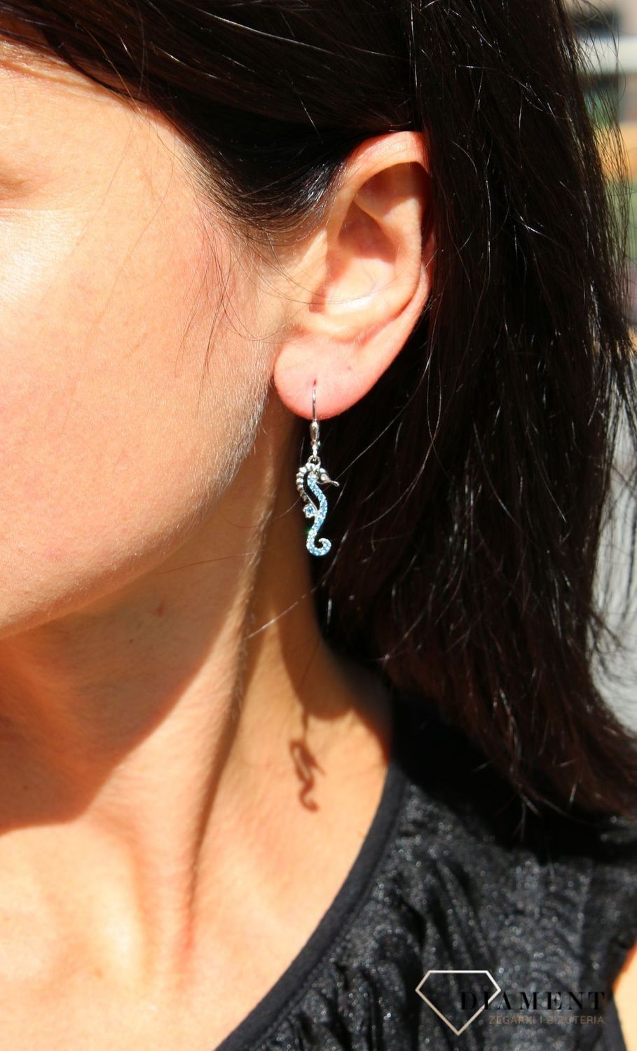 Kolczyki srebrne wiszące na angielskie zapięcia z motywem konika morskiego z cyrkoniami JMAS8034SE00. Kolczyki na lato 🌞  Zapraszamy do sklepu z zegarkami i biżuterią www.zegarki-diament.pl !!!.png