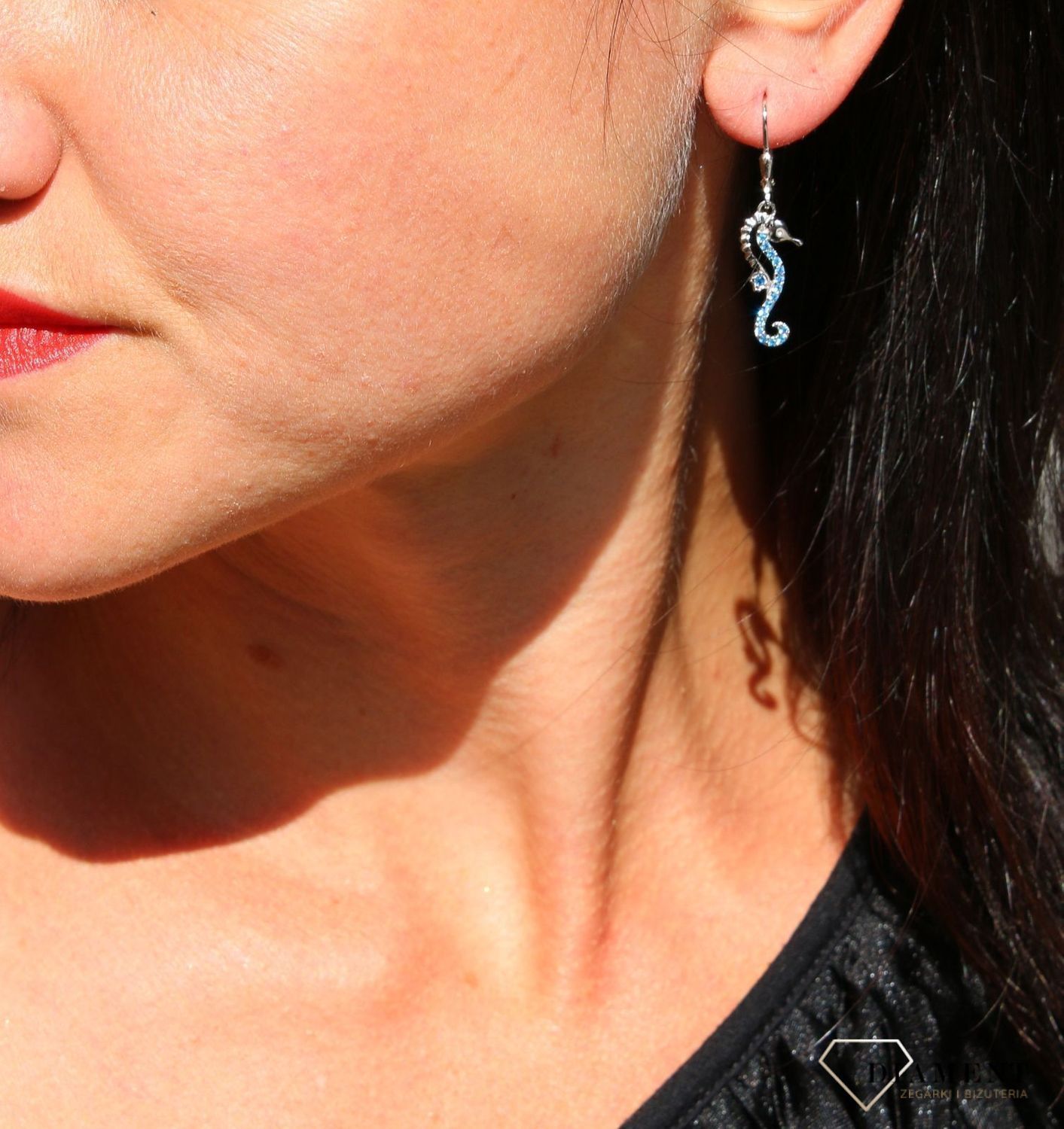 Kolczyki srebrne wiszące na angielskie zapięcia z motywem konika morskiego z cyrkoniami JMAS8034SE00. Kolczyki na lato 🌞  Zapraszamy do sklepu z zegarkami i biżuterią www.zegarki-diament.pl !!!.png