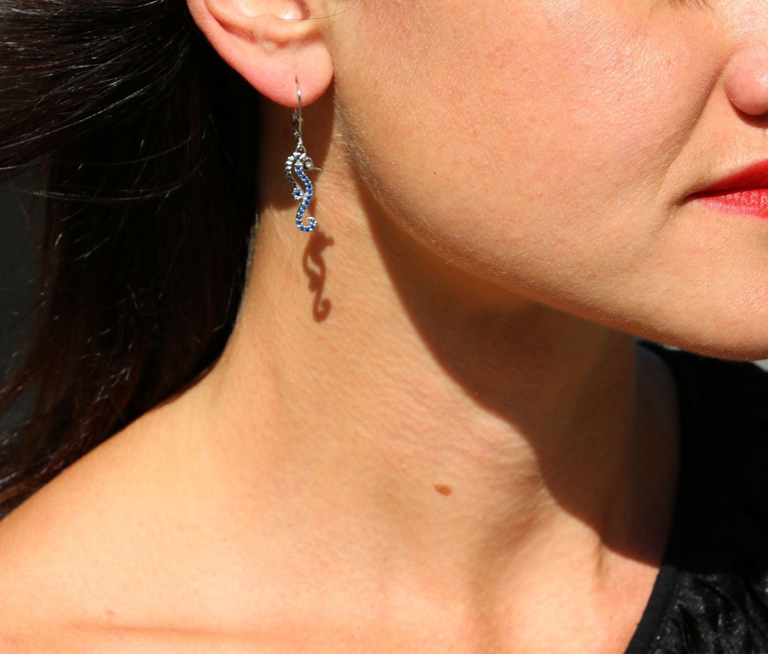 kolczyki srebrne dla dziewczynki w kształcie koników morskich.jpg