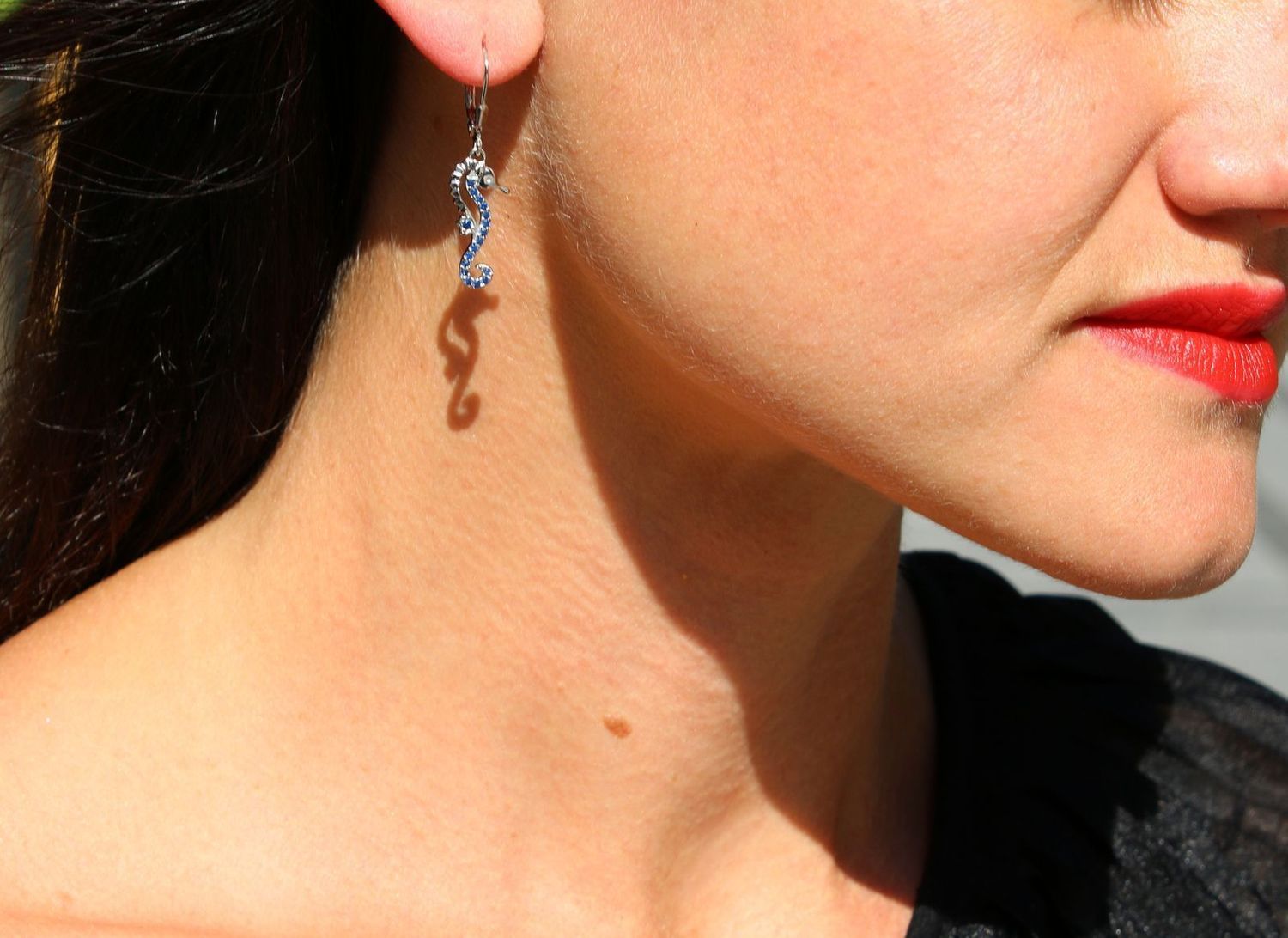 kolczyki srebrne dla dziewczynki w kształcie koników morskich.jpg